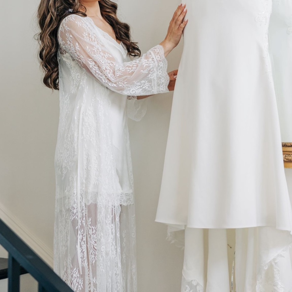 Delicate Lace Ivory Robe - Picture 3 of 4